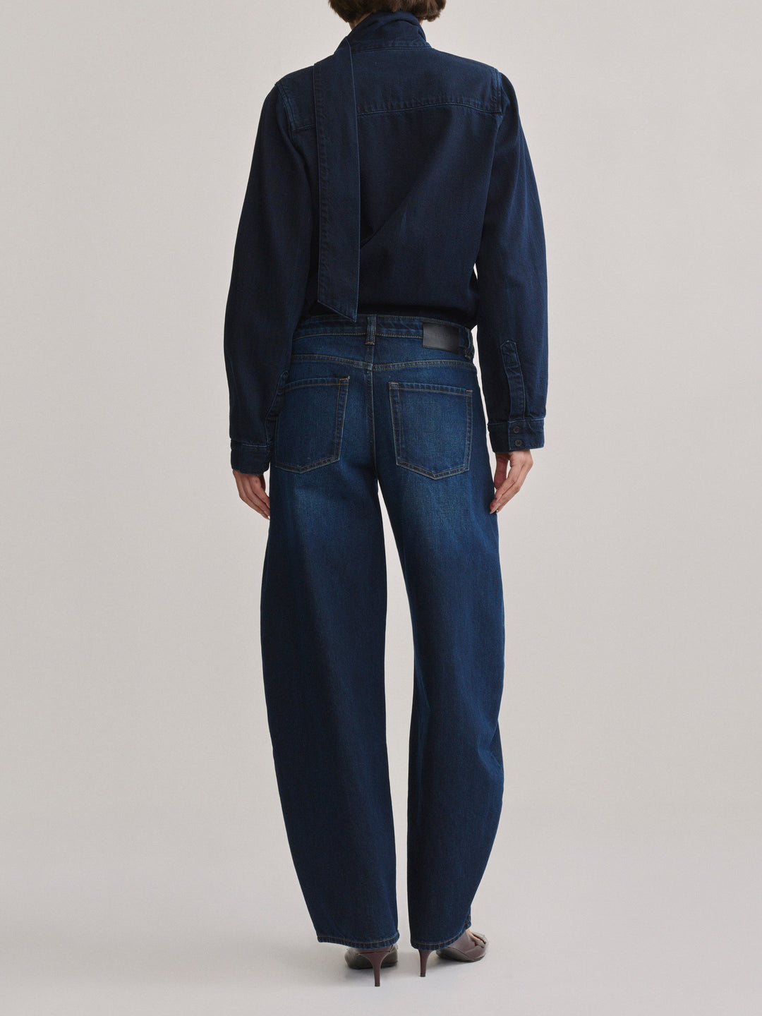 Rori Horseshoe Mid-Rise 31" Jeans Ventura