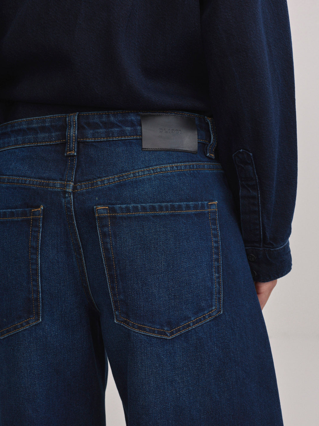 Rori Horseshoe Mid-Rise 31" Jeans Ventura