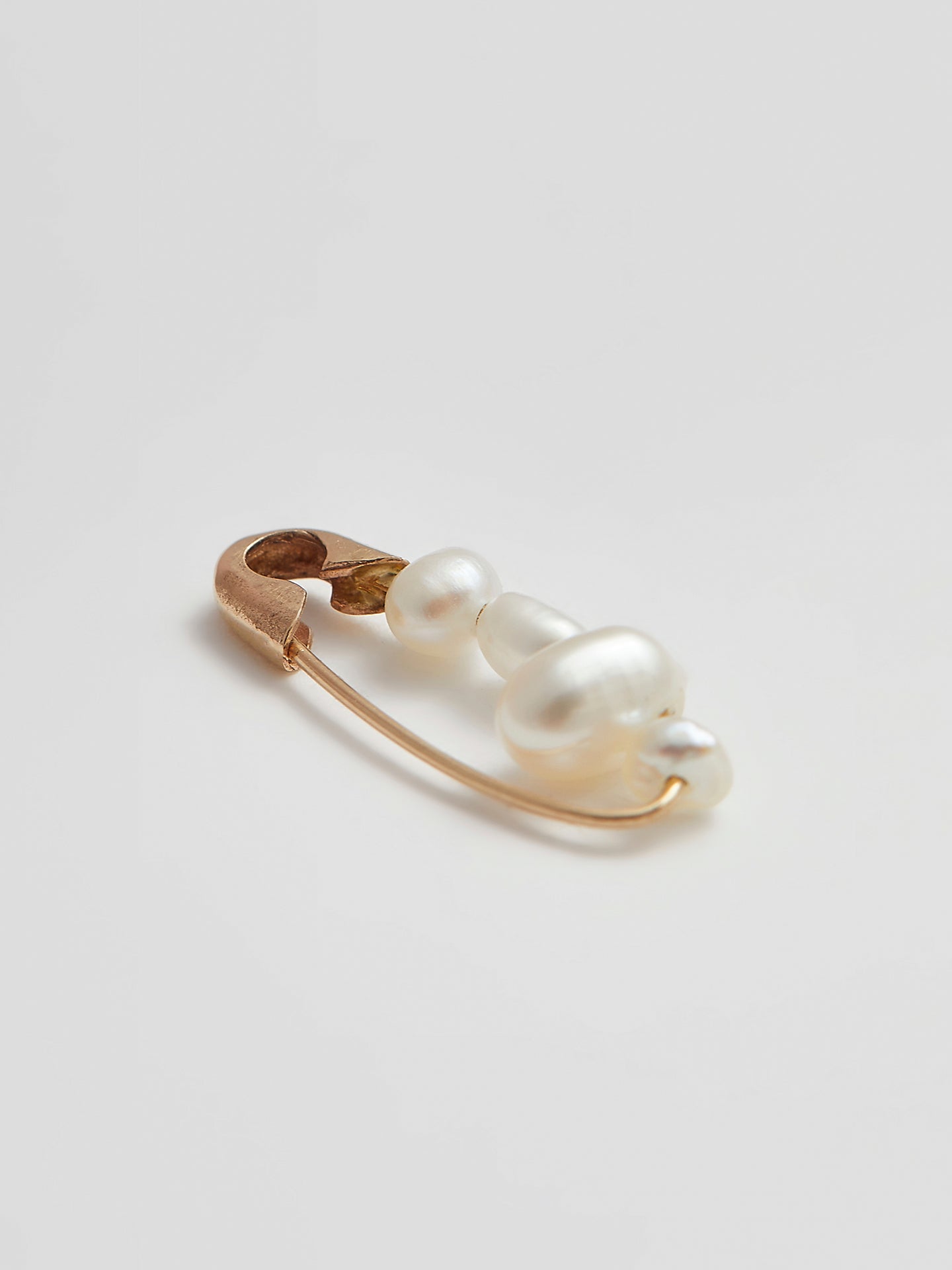 LOREN STEWART Mini Mixed Pearl Safety Pin Earring | Maison Rogue