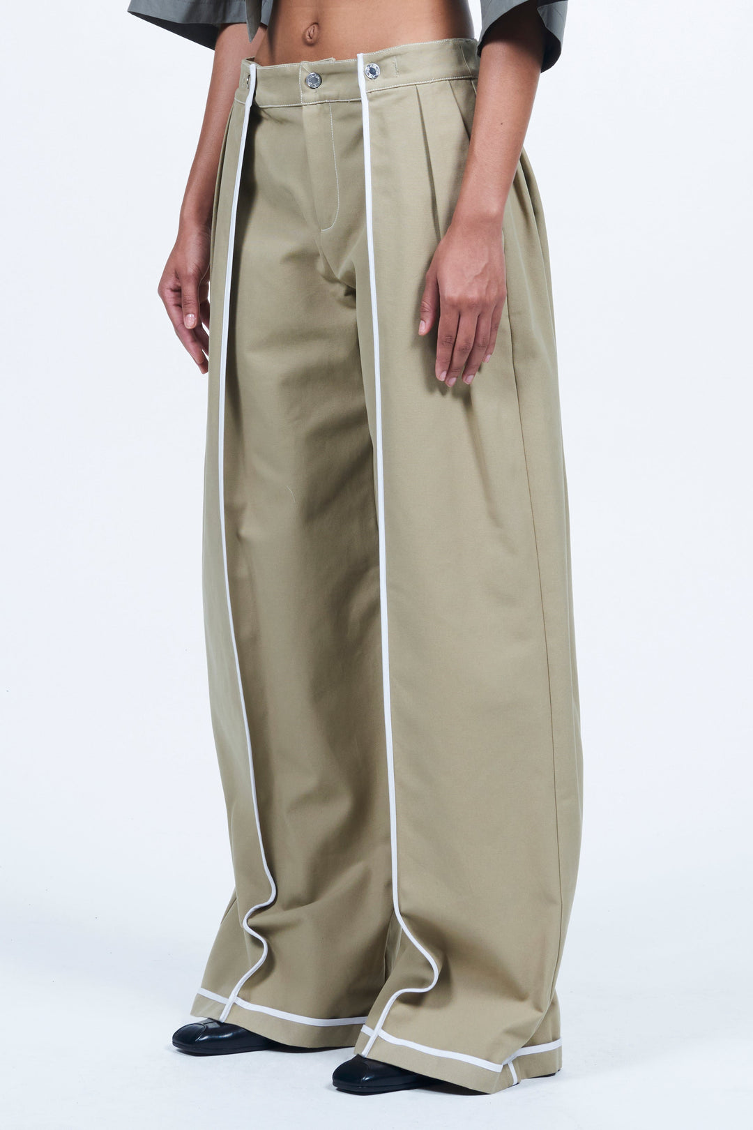 Binding Tuck Pants